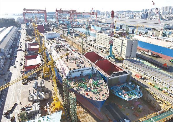 재계 전반이 움츠러든 가운데서도 HD현대중공업 실적이 날개를 달면서 배경에 관심이 쏠린다. 사진은 HD현대중공업 울산조선소. (HD현대중공업 제공)