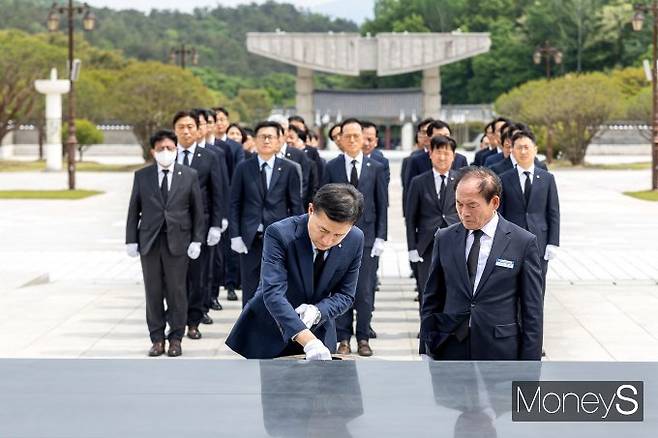 고병일 광주은행장과 임직원들은 지난 13일 광주 북구 운정동 국립5·18민주묘지를 찾아 참배하고 있다/사진=광주은행 제공.