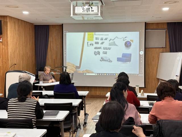 서울 금천구에서 올해 4월 중장년층을 대상으로 진행된 ‘인생설계 정규강좌-여행과 일상의 펜드로잉’ 현장 모습. 금천구청 제공