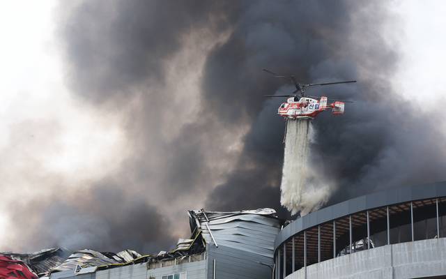13일 경기도 이천시 부발읍 소재 대형 물류센터에서 불이 나 소방헬기가 진화작업을 하고 있다. 연합뉴스