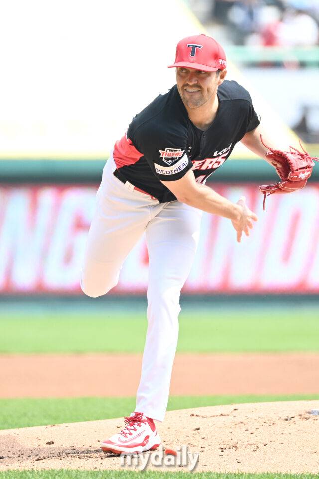 11일 인천 SSG랜더스필드에서 열린 '2025 신한 SOL BANK KBO리그' KIA 타이거즈와 SSG랜더스 경기. KIA 네일이 선발 투수로 나와 힘차게 투구하고 있다./마이데일리