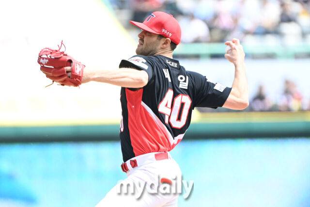 11일 인천 SSG랜더스필드에서 열린 '2025 신한 SOL BANK KBO리그' KIA 타이거즈와 SSG랜더스 경기. KIA 네일이 선발 투수로 나와 힘차게 투구하고 있다./마이데일리