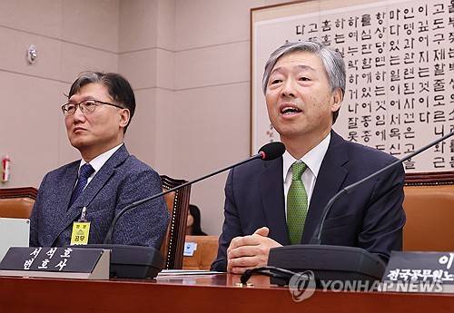 질문에 답변하는 서석호 변호사 (서울=연합뉴스) 김주형 기자 = 14일 국회에서 열린 법제사법위원회의 조희대 대법원장 등 사법부의 대선개입 의혹 진상규명 청문회에서 증인으로 출석한 서석호 변호사가 의원 질의에 답변하고 있다. 왼쪽은 참고인으로 출석한 이준일 고려대 법학전문대학원 교수. 2025.5.14 kjhpress@yna.co.kr