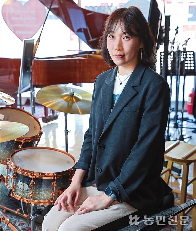 악기들 사이에서 포즈를 취한 김세영 ‘살로메’ 대표.