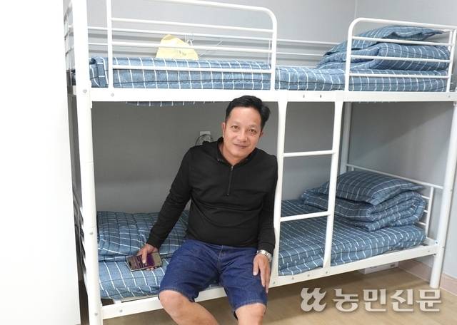 전남 강진 도암농협(조합장 윤재선)이 자체적으로 조성한 공공형 외국인 계절근로자 숙소가 주목받고 있다. 농협의 유휴공간을 활용해 계절근로자의 주거문제를 해결했기 때문이다. 지난해에 이어 올해 재입국한 베트남 출신 계절근로자 보황풍씨(45)가 2층 침대에 걸터앉아 휴식을 취하고 있다.