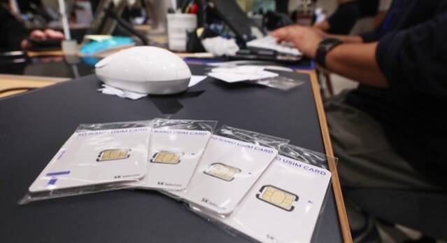 SKT 전 고객이 업그레이드 된 ‘유심보호서비스’에 자동 가입됐다고 밝혔다. 연합뉴스