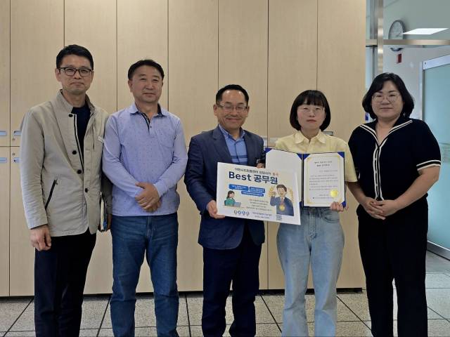 ▲이천시 차량등록과 이운영 과장을 비롯한 직원들이 콜센터가 뽑은 '베스트공무원' 정수진 주무관(우측 두번째)과 기념 촬영을 하고 있다. ⓒ 이천시