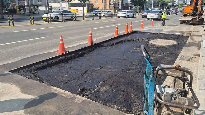 대구 남구 현충로역 앞 침하한 도로 복구 작업