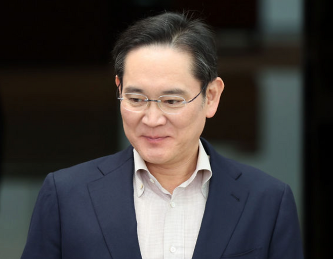 일본 출장을 마친 이재용 삼성전자 회장이 9일 서울 강서구 김포비즈니스항공센터(SGBAC)로 귀국하고 있다. 뉴시스