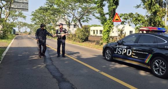 지난 12일 70대 치매노인이 자치경찰의 도움으로 가족 품으로 돌아가려고 하고 있다. 제주도 제공