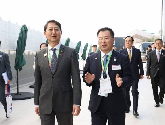 안덕근(왼쪽) 산업통상자원부 장관과 강경성(오른쪽) 대한투자무역진흥공사(코트라) 사장이 지난 13일 오사카·간사이 엑스포 부지 내에 설치된 한국관을 둘러보고 있다. 코트라 제공