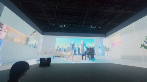 오사카·간사이 엑스포 한국관 3관에서 IT기술과 세대 결합을 주제로 한 영상이 3면에 사영되고 있다. 오사카 이주원 기자