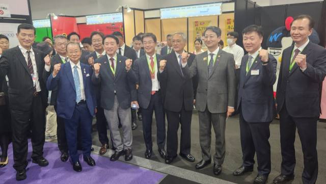 유인촌 문체부 장관과 안덕근 산자부 장관 등이 13일 오사카 엑스포의 한국관광 페스타 부스를 방문해 기념촬영하고 있다. 최수문기자