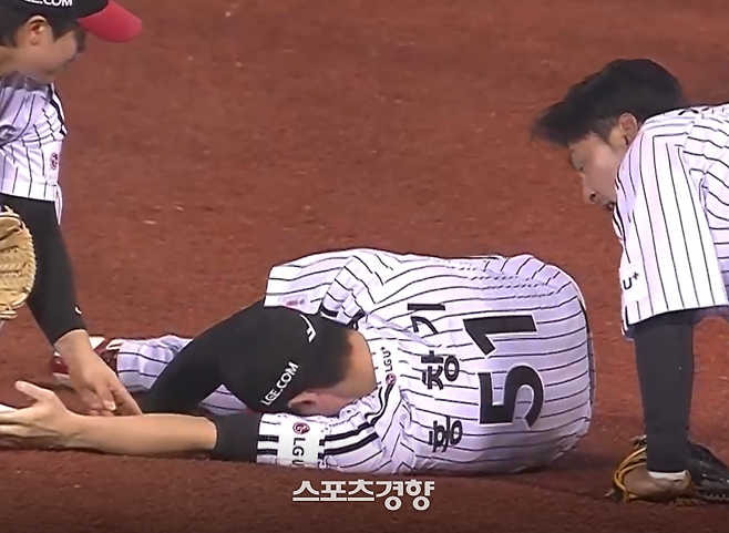 홍창기가 지난 13일 키움전에서 수비 도중 충돌해 괴로워하고 있다. TIVING 중계화면 캡처