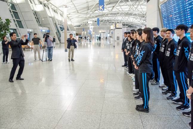 한국 탁구 국가대표팀이 14일 오전 인천국제공항에서 '2025 세계탁구선수권대회 개인전 파이널스' 대회 출전을 앞두고 기념사진을 찍고 있다. /사진=대한탁구협회 제공