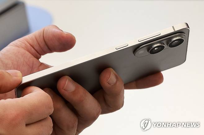 갤럭시 S25 엣지 살펴보는 취재진 (서울=연합뉴스) 신현우 기자 = 13일 삼성전자 초슬림형 스마트폰 '갤럭시 S25 엣지' 미디어 브리핑이 열린 서울 삼성 강남에서 취재진이 갤럭시 S25 엣지를 살펴보고 있다. 2025.5.13 nowwego@yna.co.kr