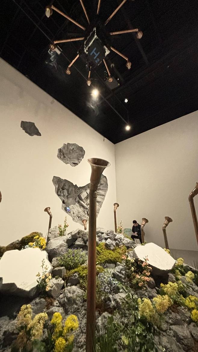 "황폐해진 도시에서 생명의 회복으로" (오사카=연합뉴스) 차대운 기자 = 13일 일본 오사카에서 개최 중인 '2025 오사카 간사이 엑스포' 한국관에 설치된 '황폐해진 도시에서 생명의 회복으로' 전시관. 2025.5.14
cha@yna.co.kr