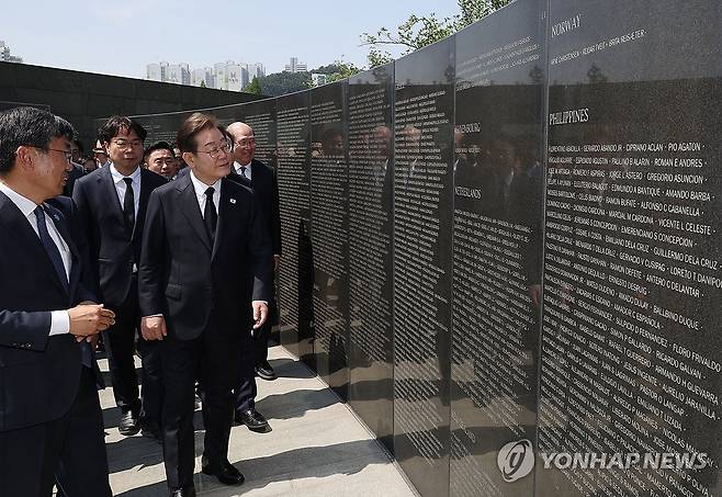 유엔군 전몰자 위령탑 둘러보는 이재명 (부산=연합뉴스) 황광모 기자 = 더불어민주당 이재명 대선후보가 14일 부산시 남구 유엔기념공원을 찾아 전몰자 위령탑을 둘러보고 있다. 2025.5.14 hkmpooh@yna.co.kr