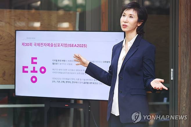 '국제전자예술심포지엄' 프로그램 소개하는 노소영 관장 (서울=연합뉴스) 진연수 기자 = 14일 오후 서울 종로구 아트센터나비에서 열린 제30회 국제전자예술심포지엄(ISEA 2025) 기자간담회에서 의장을 맡은 노소영 아트센터나비 관장이 주요 행사를 소개하고 있다. 2025.5.14 jin90@yna.co.kr