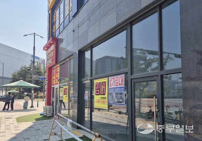삼성전자 평택캠퍼스 앞 상가에 임대 문의 현수막이 붙어있다. 이성관 기자