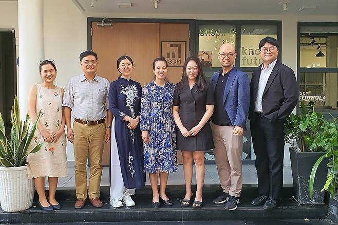 한동대 대표단이 베트남 UEH대학 스마트도시관리연구소(ISCM) 관계자들과 기념사진을 찍고 있다. /한동대 제공