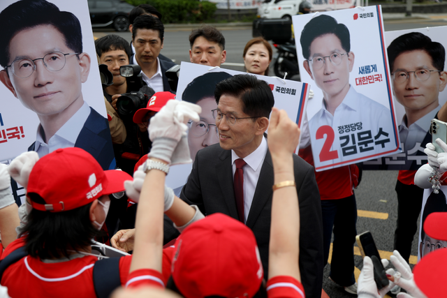 김문수 국민의힘 대선 후보가 지지자들의 환호에 밝게 응대하고 있다.
