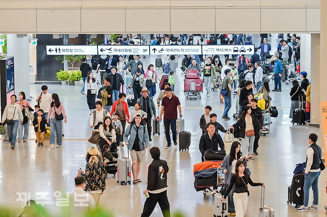 제주국제공항이 이용객들로 붐비고 있다.