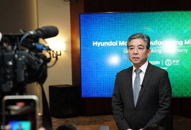 장재훈 현대차 부회장이 14일(현지시간) 사우디아라비아 제다 인근 킹 압둘라 경제도시(KAEC)에서 국내외 취재진과 만나 현대차 사우디 공장(HMMME) 착공과 관련한 질문에 답하고 있다. (사진=현대차그룹)