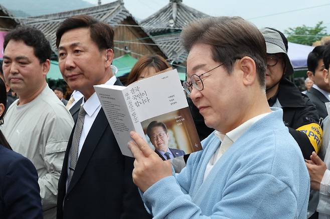 이재명 더불어민주당 대통령 후보가 15일 오전 경남 하동군 화개장터 입구에서 유튜브 K-이니셔TV 케미폭발 ‘동서화합’ 화개장터 라이브 오프닝을 마치고 이동하던 중 지지자들에게 사인을 해주고 있다.(사진=뉴스1)