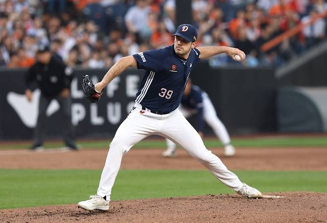 14일 한화와 경기에 두산 선발투수로 등판한 잭 로그