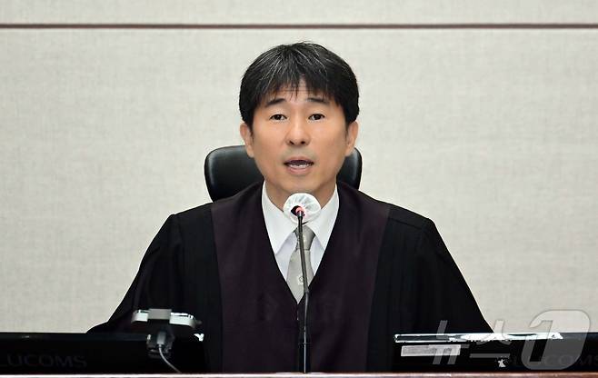 지귀연 부장판사가 지난 4월 21일 오전 서울 서초구 서울중앙지법 417호 법정에서 열린 윤석열 전 대통령의 내란 우두머리 혐의 재판을 하기 전 언론 공개에 대한 발언을 하고 있다. 2025.4.21/뉴스1 ⓒ News1 사진공동취재단