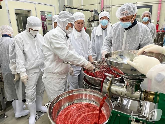 진천군 농업기술센터 '2025년 농산물 가공 장비 활용 제품개발 교육' (진천군 제공)/뉴스1