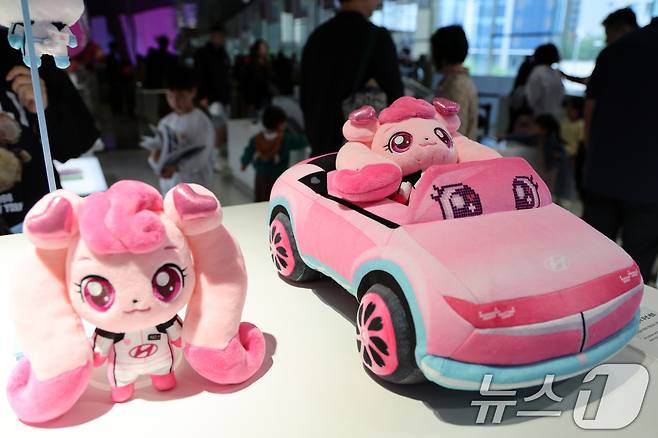 어린이날인 5일 경기 고양시 일산서구 현대 모터스튜디오 고양에서 인기 애니메이션 '캐치! 티니핑'과 협업해 열린 '유스 어드벤처' 전시회에서 어린이가 장난감을 살펴보고 있다. 2025.5.5/뉴스1 ⓒ News1 황기선 기자