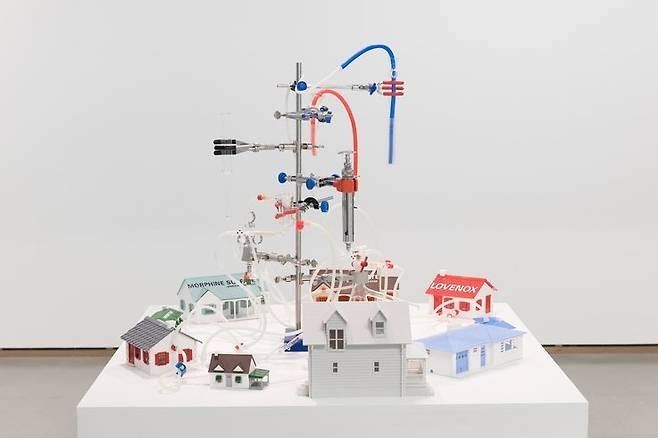 판테하 아바레시, 닫힌 시스템, 2023, 폴리스티렌, 라텍스, 실리콘, 주철, 스테인리스 스틸, 비닐, 유리, 의료용품, 가변 크기 (국립현대미술관 제공)