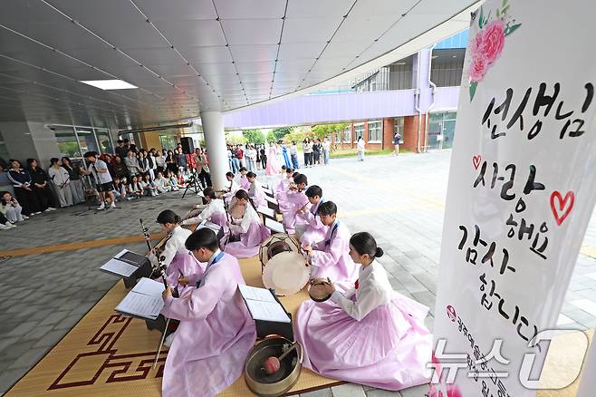 스승의날을 맞은 15일 광주 북구 매곡동에 위치한 광주예술고에서 학생들이 선생님을 위한 공연을 하고 있다. 2025.5.15/뉴스1 ⓒ News1 박지현 기자