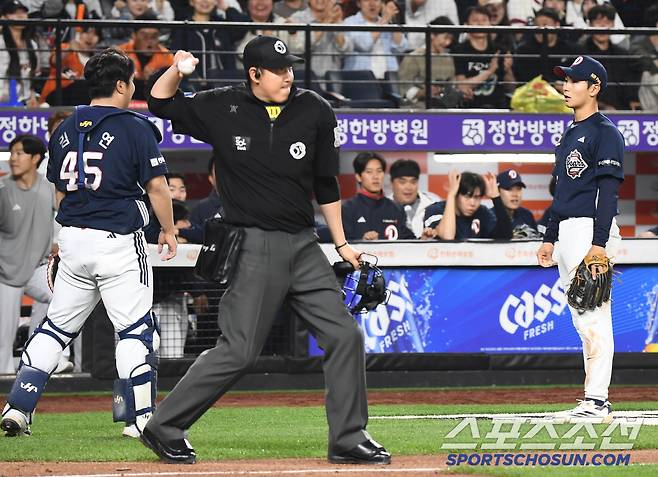 13일 대전 한화생명볼파크에서 열린 두산-한화전. 9회말 2사 1루 최인호의 파울플라이를 놓친 김기연과 3루수 임종성이 아쉬워하고 있다. 대전=정재근 기자 cjg@sportschosun.com/2025..5.13/