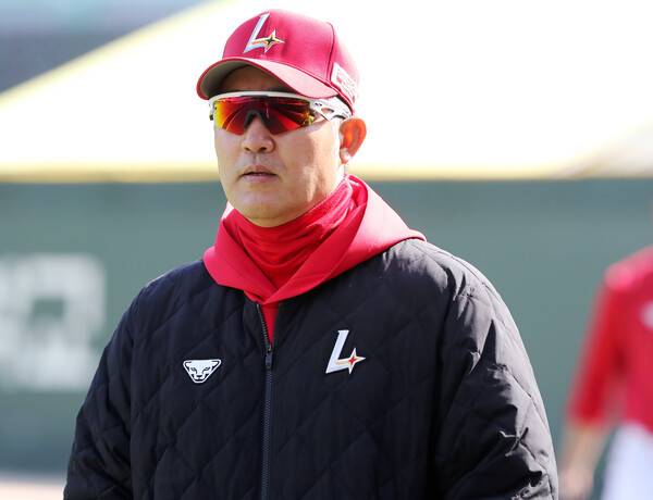 훈련 지켜보는 이숭용 감독. ⓒSSG랜더스