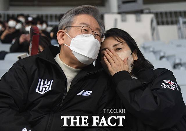 2021년 11월 당시 이재명 민주당 대선 후보와 부인 김혜경 여사가 서울 고척돔에서 열린 프로야구 한국시리즈 4차전을 관람하며 귓속말을 주고받는 모습. '조용한 내조' 행보를 이어가는 김 여사는 지난 대선 때와 정반대의 모습을 보인다. /국회사진취재단