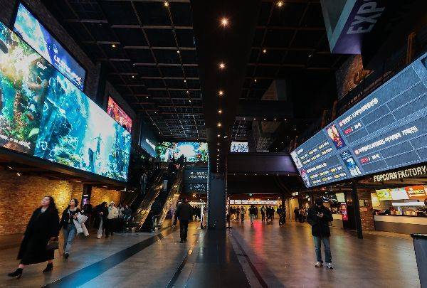 멀티플렉스 3사는 통신사 할인이라는 딜레마에 빠져 있다. 연합뉴스