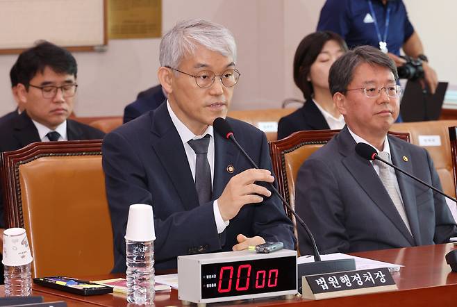 천대엽 법원행정처장이 14일 서울 여의도 국회에서 열린 법제사법위원회 전체회의에서 의원 질의에 답하고 있다. /연합뉴스