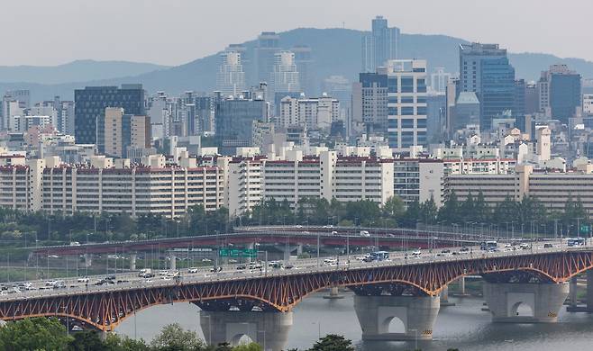 지난 13일 서울 응봉산에서 바라온 강남구 압구정동, 청담동 일대 아파트 단지의 모습. /연합뉴스