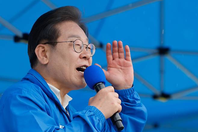 이재명 더불어민주당 대통령 후보가 '이순신 호국 벨트' 유세차 15일 오후 전남 여수시 이순신 광장을 찾아 지지를 호소하고 있다./뉴스1