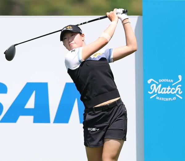 2025년 한국여자프로골프(KLPGA) 투어 제17회 두산 매치플레이 대회에 출전한 장타자 방신실 프로가 첫날 조별리그 1라운드에서 경기하는 모습이다. 사진제공=KLPGA