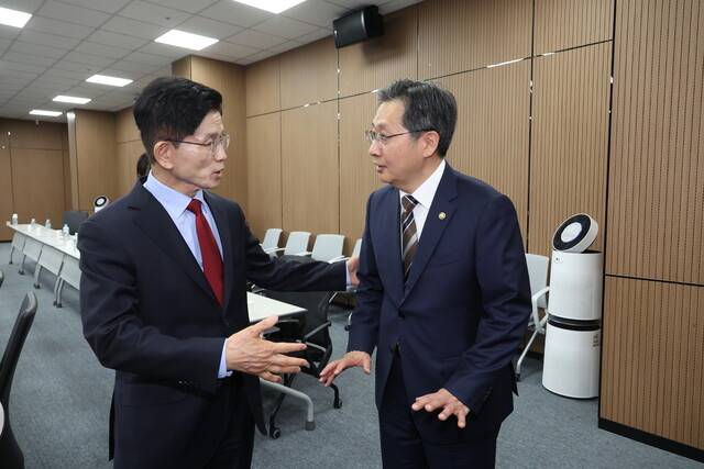 김문수 국민의힘 대통령 후보가 14일 경남 사천시 우주항공청을 방문, 윤영빈 청장과 대화하고 있다. 공동취재사진