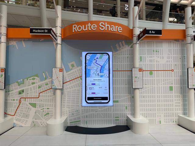 우버는 혼잡 시간대에 최대 두 명의 다른 승객과 합승하면 이용료를 깎아주는 '경로 공유' 서비스를 미국 뉴욕, 샌프란시스코 등 7개 대도시에 출시한다고 14일 밝혔다. 이날 미국 뉴욕 오큘러스에 마련된 우버 신규 서비스 전시 공간에 경로 공유 서비스를 소개하는 대형 이미지가 부착돼 있다. 뉴욕=이서희 특파원