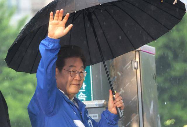 이재명 더불어민주당 대선 후보가 15일 전남 순천시 연향동 패션의 거리에서 선거 유세를 마치고 유세장을 떠나고 있다. 고영권 기자