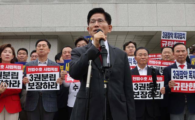 김문수 국민의힘 대선 후보가 15일 서울 서초구 대법원 앞에서 열린 사법부 수호 및 민주당 규탄대회에서 발언하고 있다. 하상윤 기자