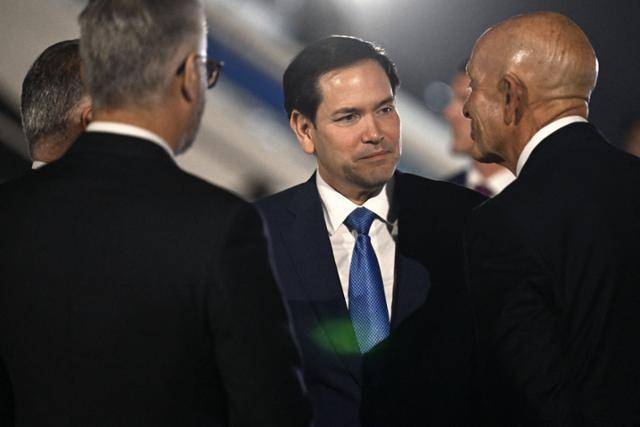 14일 마코 루비오 미국 국무장관이 북대서양조약기구(NATO) 외무장관 비공식 회의에 참석하기 위해 튀르키예 안탈리아 공항에 도착해 관계자들과 인사를 나누고 있다. 안탈리아=AFP 연합뉴스