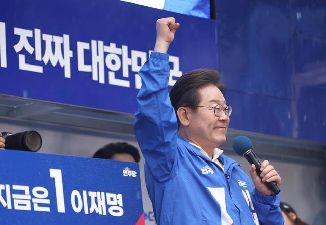 이재명 더불어민주당 대선 후보가 15일 전남 순천시 연향동 패션의 거리에서 열린 유세에서 연설하고 있다. 연합뉴스