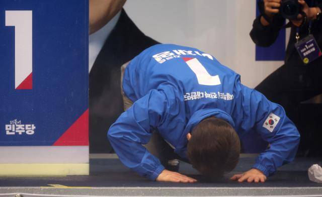 이재명 더불어민주당 대선 후보가 15일 전남 순천시 연향동 패션의 거리에서 열린 선거 유세에서 연설을 마치고 순천 시민들에게 큰절을 올리고 있다. 고영권 기자